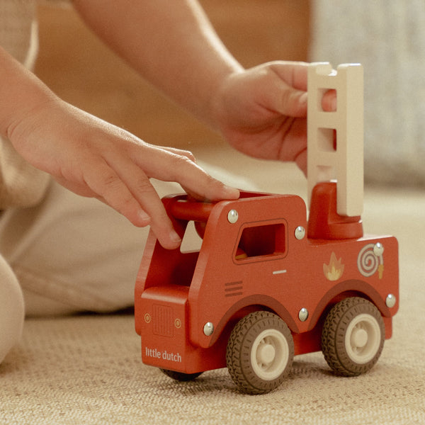 Camion de pompiers en bois FSC – Jouet d’éveil et jeu de rôle LITTLE DUTCH
