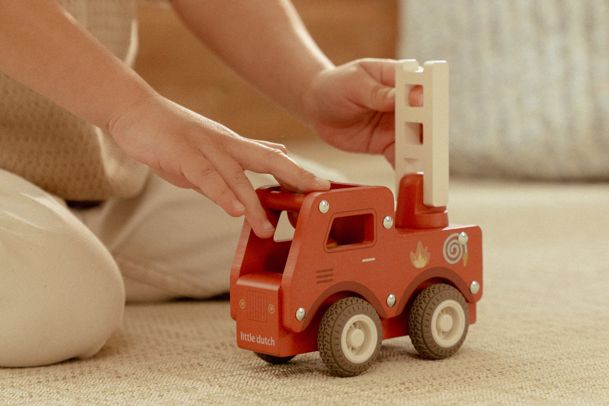 Camion de pompiers en bois FSC – Jouet d’éveil et jeu de rôle LITTLE DUTCH