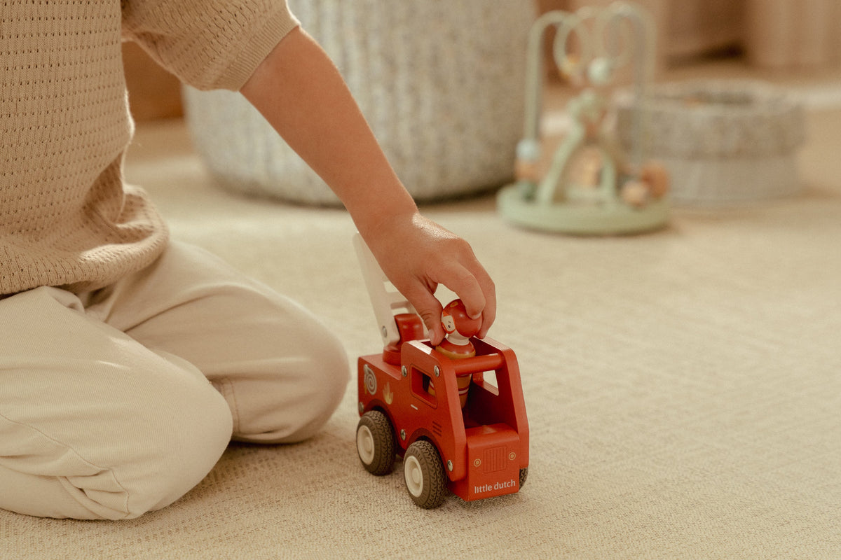 Camion de pompiers en bois FSC – Jouet d’éveil et jeu de rôle LITTLE DUTCH