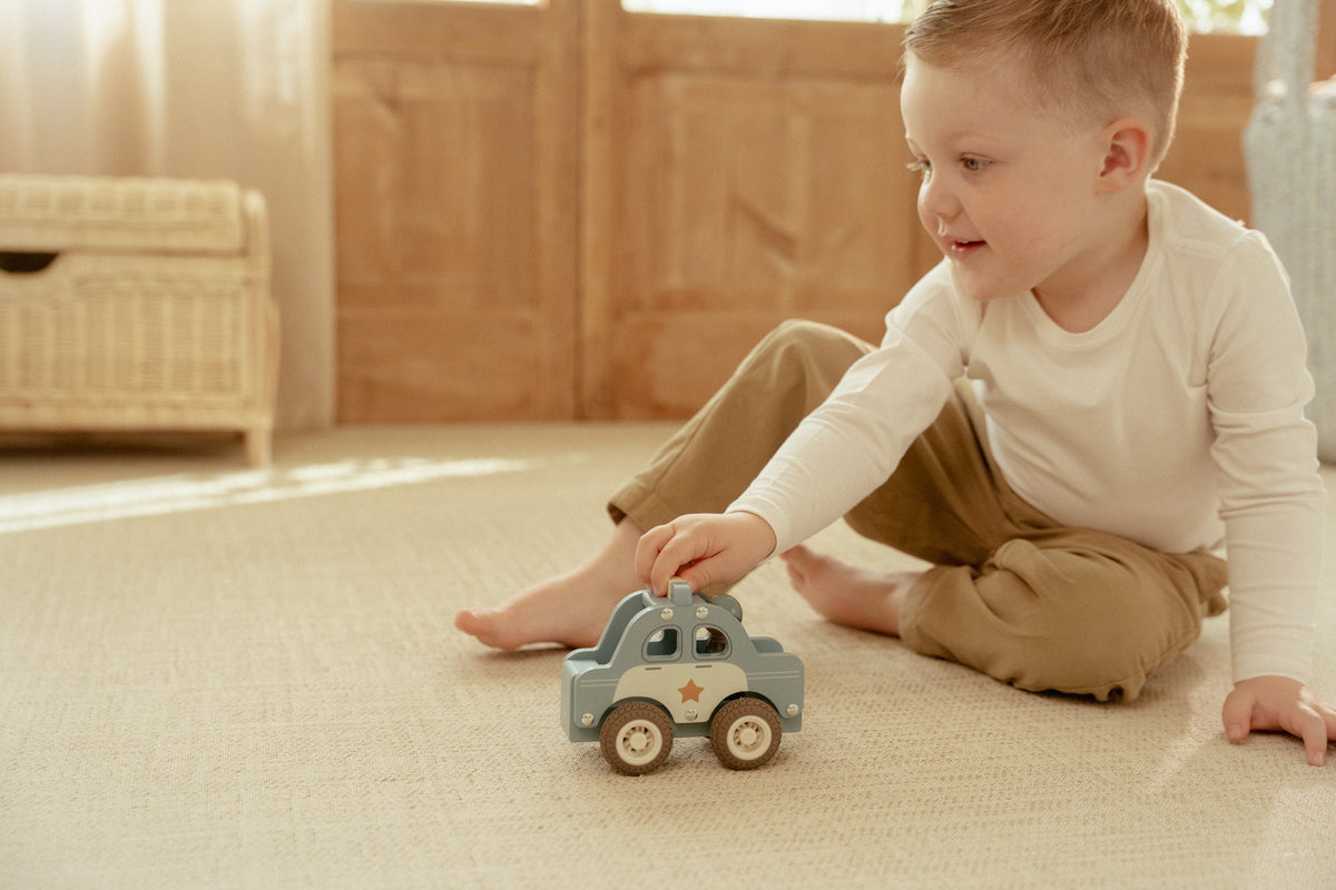 Voiture de police en bois FSC – Jouet d’éveil et jeu de rôle LITTLE DUTCH