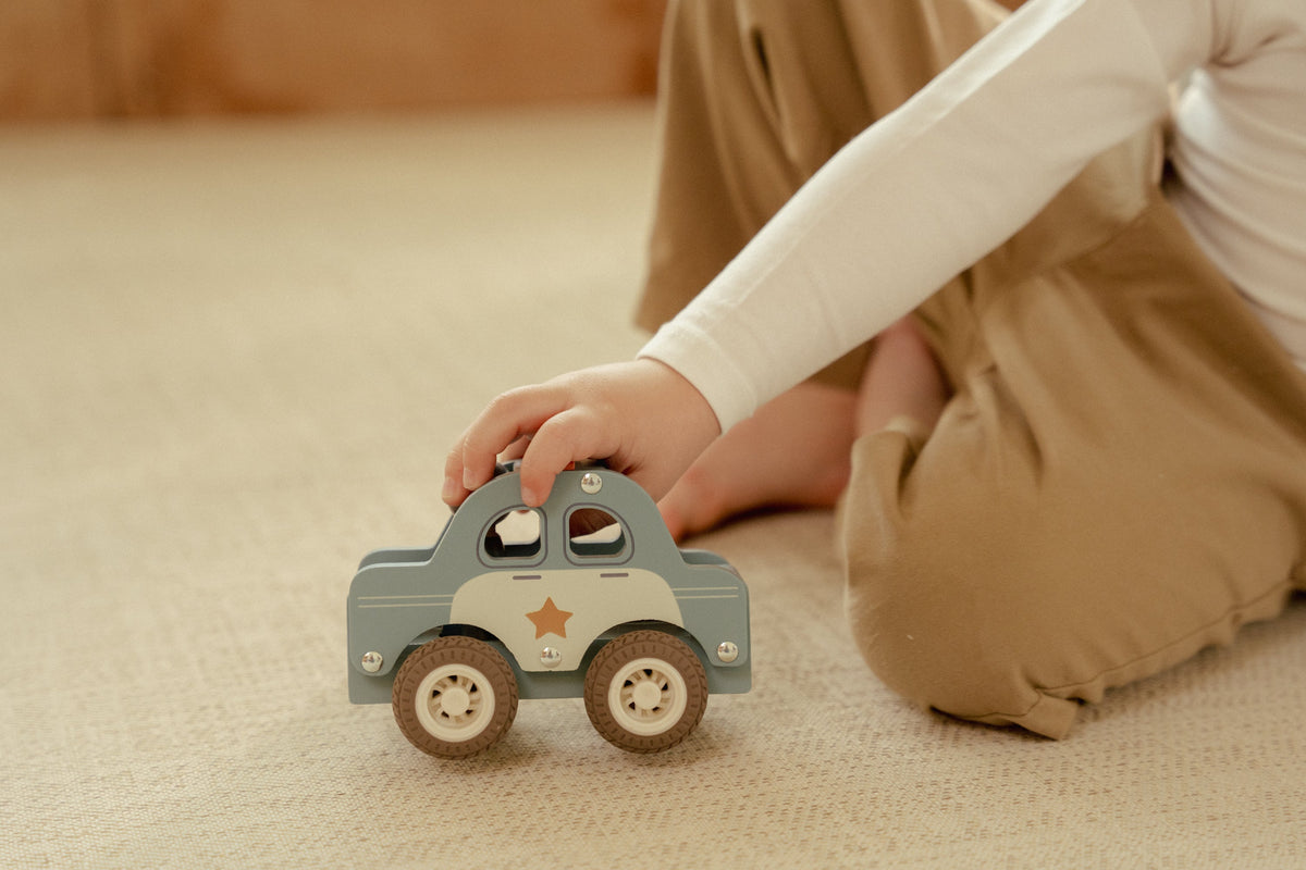 Voiture de police en bois FSC – Jouet d’éveil et jeu de rôle LITTLE DUTCH