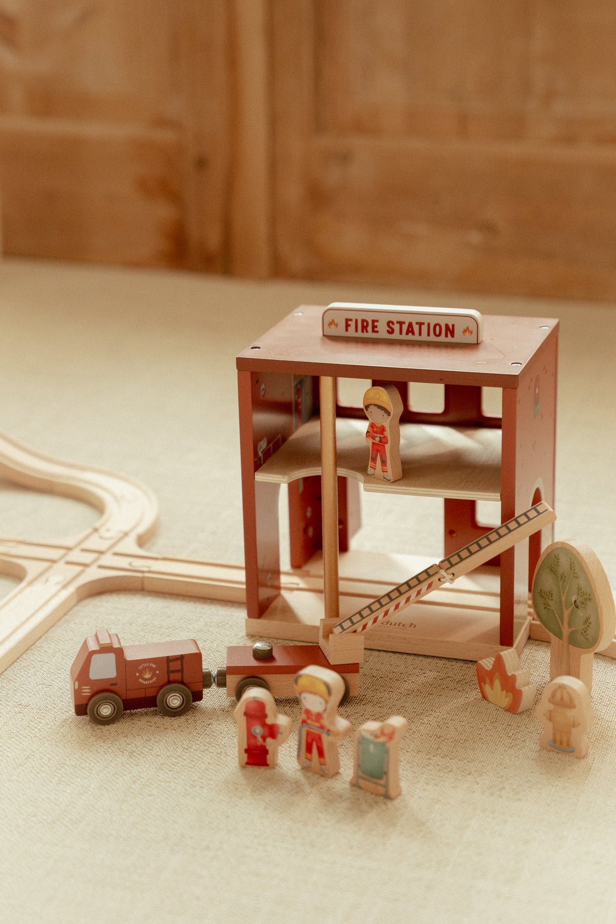 Caserne de pompiers en bois FSC – Jeu d’imitation LITTLE DUTCH