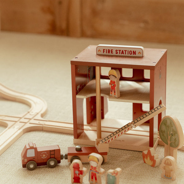 Caserne de pompiers en bois FSC – Jeu d’imitation LITTLE DUTCH