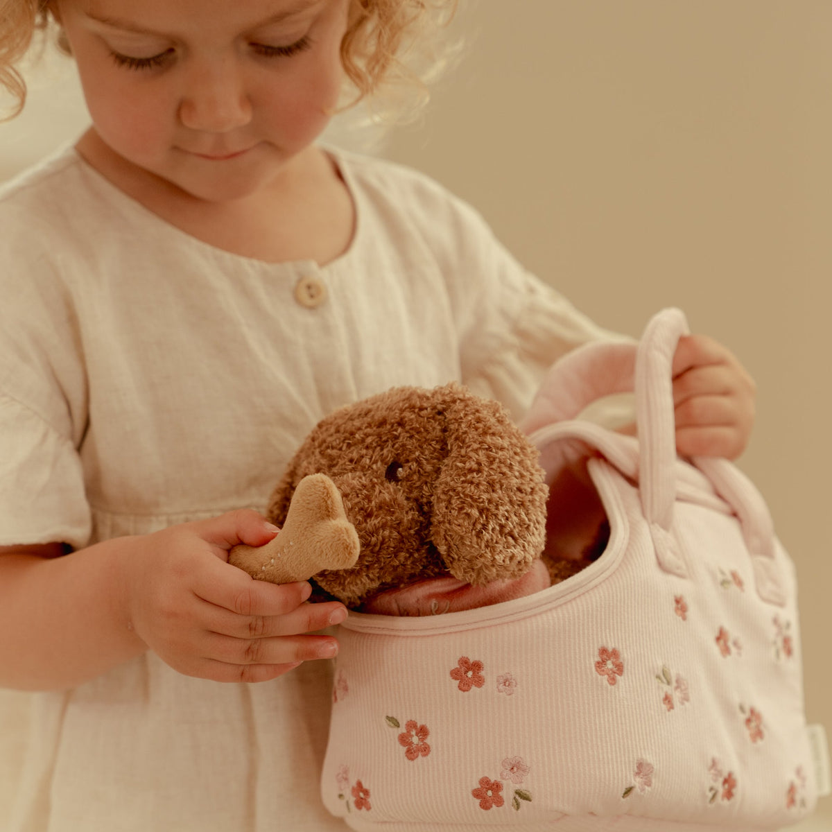 Peluche chien avec sac de transport – Jackie LITTLE DUTCH