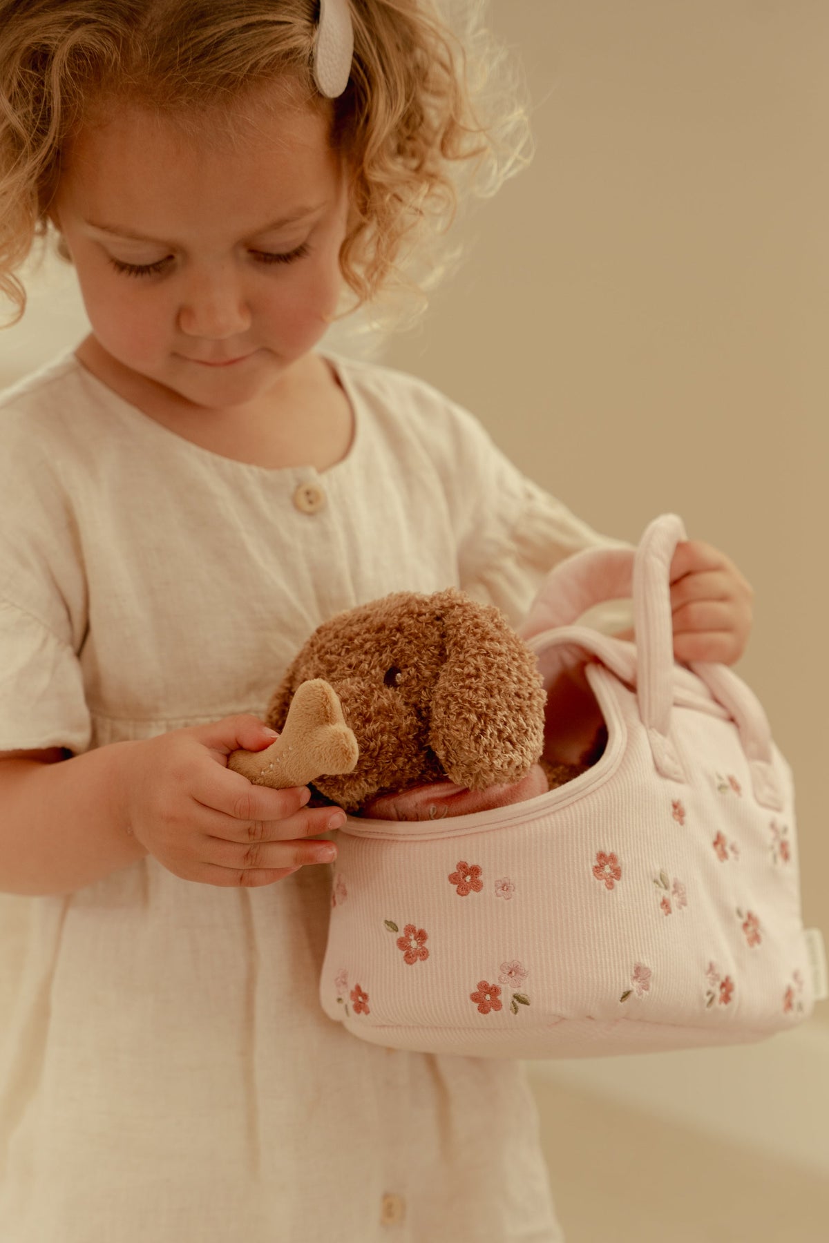 Peluche chien avec sac de transport – Jackie LITTLE DUTCH