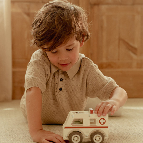 Ambulance en bois FSC – Jouet d’éveil et jeu de rôle LITTLE DUTCH