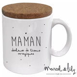 Mug en céramique “Maman dealeuse de bisous” avec couvercle en liège 100% bio, fabriqué en France. Idéal comme cadeau pratique et tendre pour toutes les mamans.