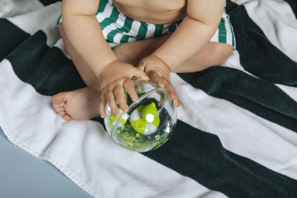 Découvrez les balles sensorielles Petit Boum Happy Bubbles Froggies 🐸 ! Parfaites pour le bain, elles stimulent les sens et la motricité fine de bébé avec paillettes et couleurs magiques.