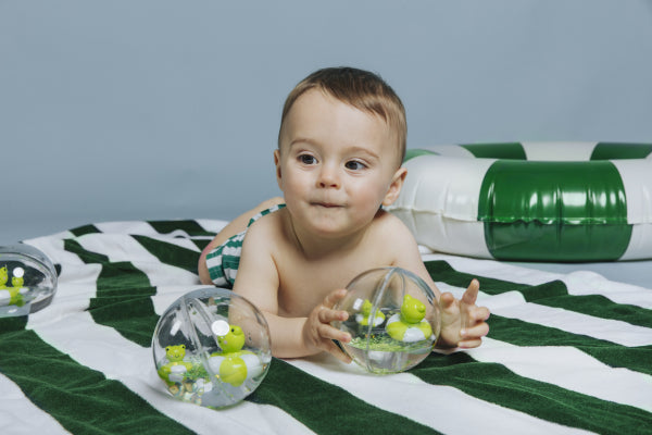 Découvrez les balles sensorielles Petit Boum Happy Bubbles Froggies 🐸 ! Parfaites pour le bain, elles stimulent les sens et la motricité fine de bébé avec paillettes et couleurs magiques.