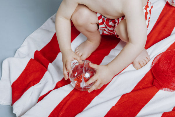 Découvrez les balles sensorielles Petit Boum Happy Bubbles Crabs 🦀 ! Parfaites pour le bain, elles éveillent les sens de bébé grâce à leurs textures et paillettes magiques.
