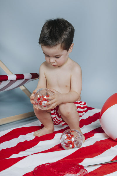 Découvrez les balles sensorielles Petit Boum Happy Bubbles Crabs 🦀 ! Parfaites pour le bain, elles éveillent les sens de bébé grâce à leurs textures et paillettes magiques.