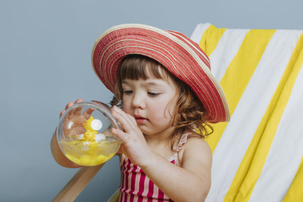 Découvrez les balles sensorielles Petit Boum Happy Bubbles Ducks 🦆 ! Des jouets d’éveil parfaits pour le bain, qui stimulent les sens et la motricité fine de bébé dès 6 mois.