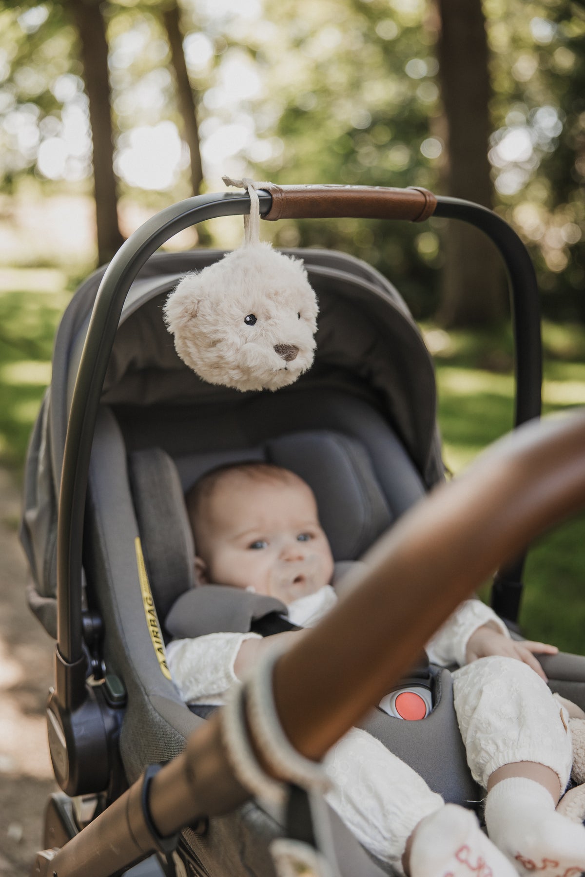 Offrez des nuits sereines à bébé avec la peluche bruit blanc Lou 🐻. Portable et douce, sons apaisants (battements de cœur & bruit blanc), idéale poussette, siège auto & voyages