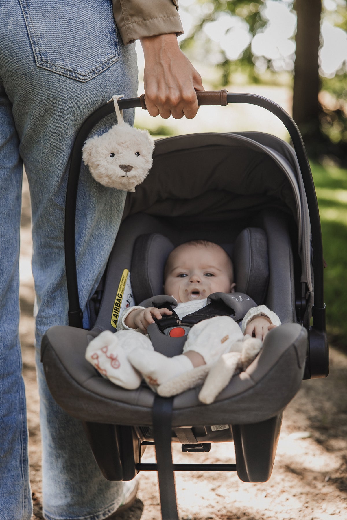 Offrez des nuits sereines à bébé avec la peluche bruit blanc Lou 🐻. Portable et douce, sons apaisants (battements de cœur & bruit blanc), idéale poussette, siège auto & voyages
