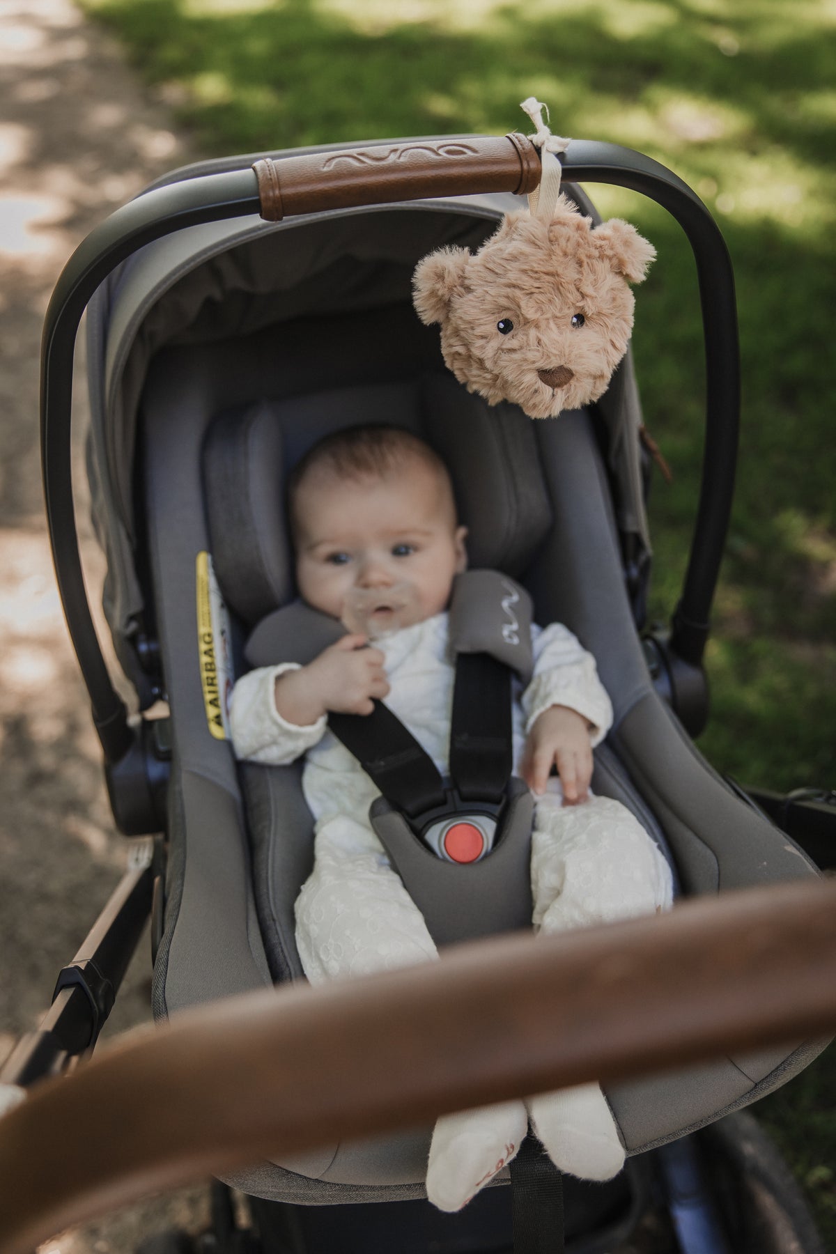 Offrez des nuits sereines à bébé avec la peluche bruit blanc Lou 🐻. Portable et douce, sons apaisants (battements de cœur & bruit blanc), idéale poussette, siège auto & voyages