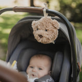 Offrez des nuits sereines à bébé avec la peluche bruit blanc Lou 🐻. Portable et douce, sons apaisants (battements de cœur & bruit blanc), idéale poussette, siège auto & voyages