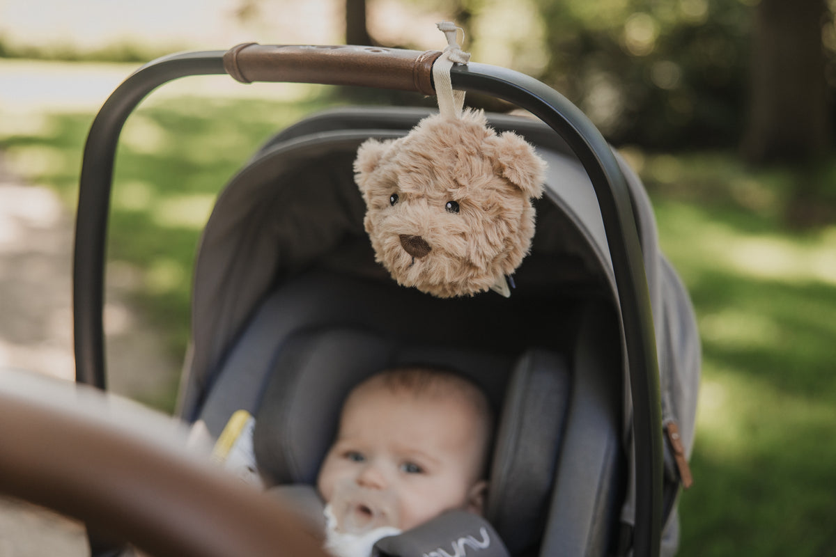 Offrez des nuits sereines à bébé avec la peluche bruit blanc Lou 🐻. Portable et douce, sons apaisants (battements de cœur & bruit blanc), idéale poussette, siège auto & voyages