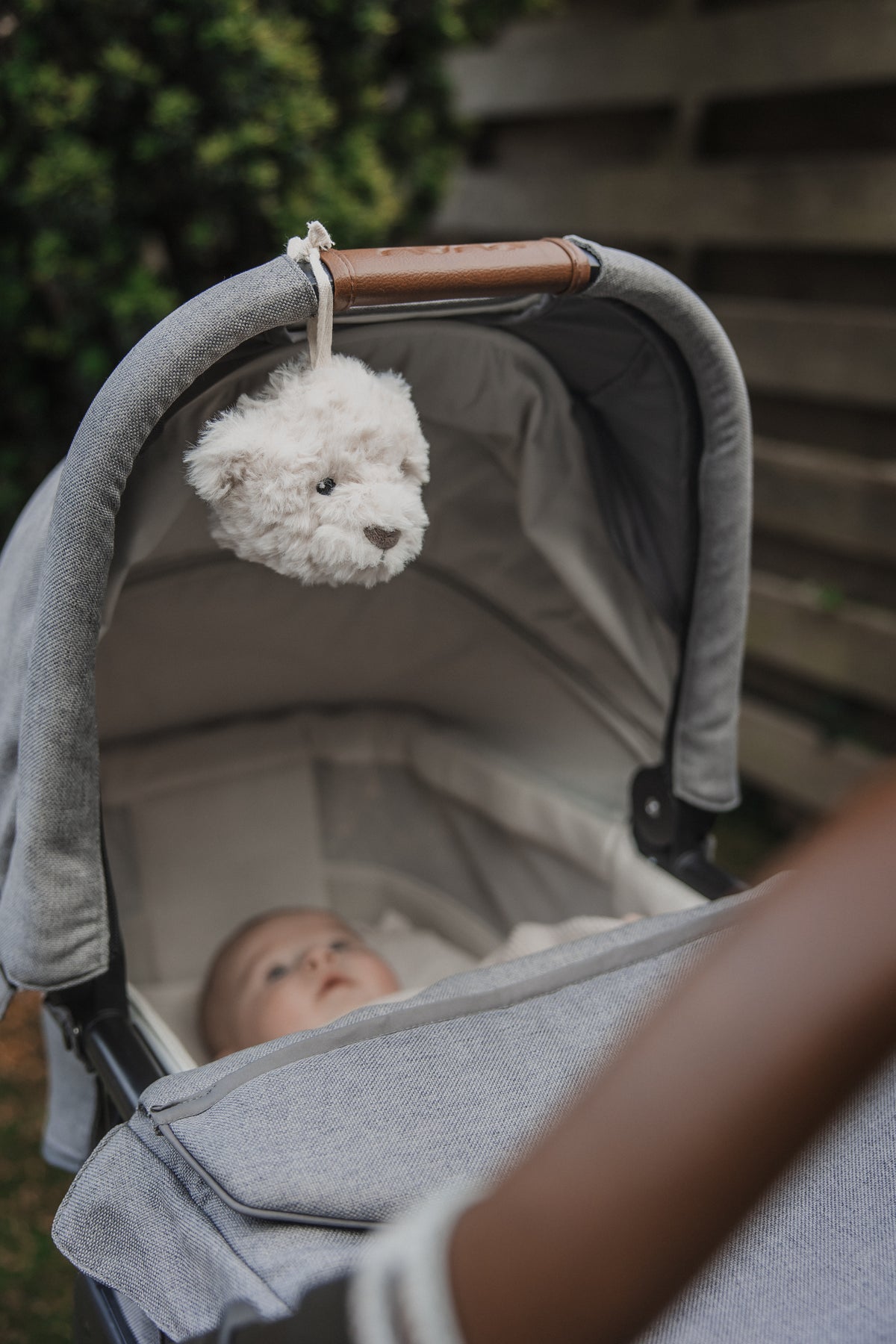 Offrez des nuits sereines à bébé avec la peluche bruit blanc Lou 🐻. Portable et douce, sons apaisants (battements de cœur & bruit blanc), idéale poussette, siège auto & voyages