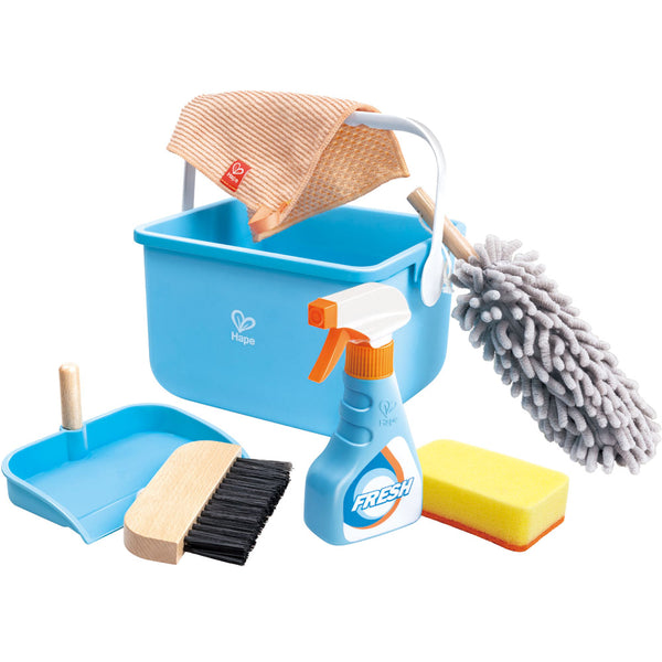 Coffret de nettoyage complet Hape avec seau, balai, plumeau et accessoires. Jouet d’imitation durable et éducatif, idéal pour développer la motricité et le jeu symbolique.