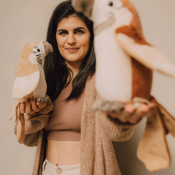 Découvrez Pierre 🦜, le perroquet qui répète tout avec sa voix drôle et ses ailes animées ! Un jouet interactif Montessori signé Mrs Ertha, idéal dès 3 ans.