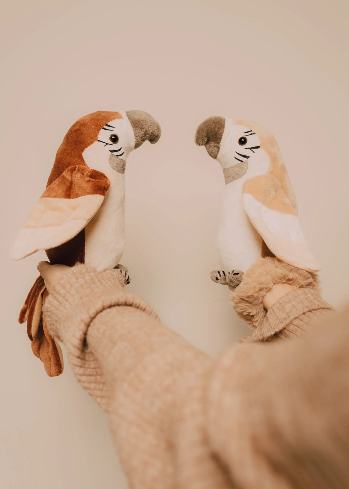 Découvrez Pierre 🦜, le perroquet qui répète tout avec sa voix drôle et ses ailes animées ! Un jouet interactif Montessori signé Mrs Ertha, idéal dès 3 ans.