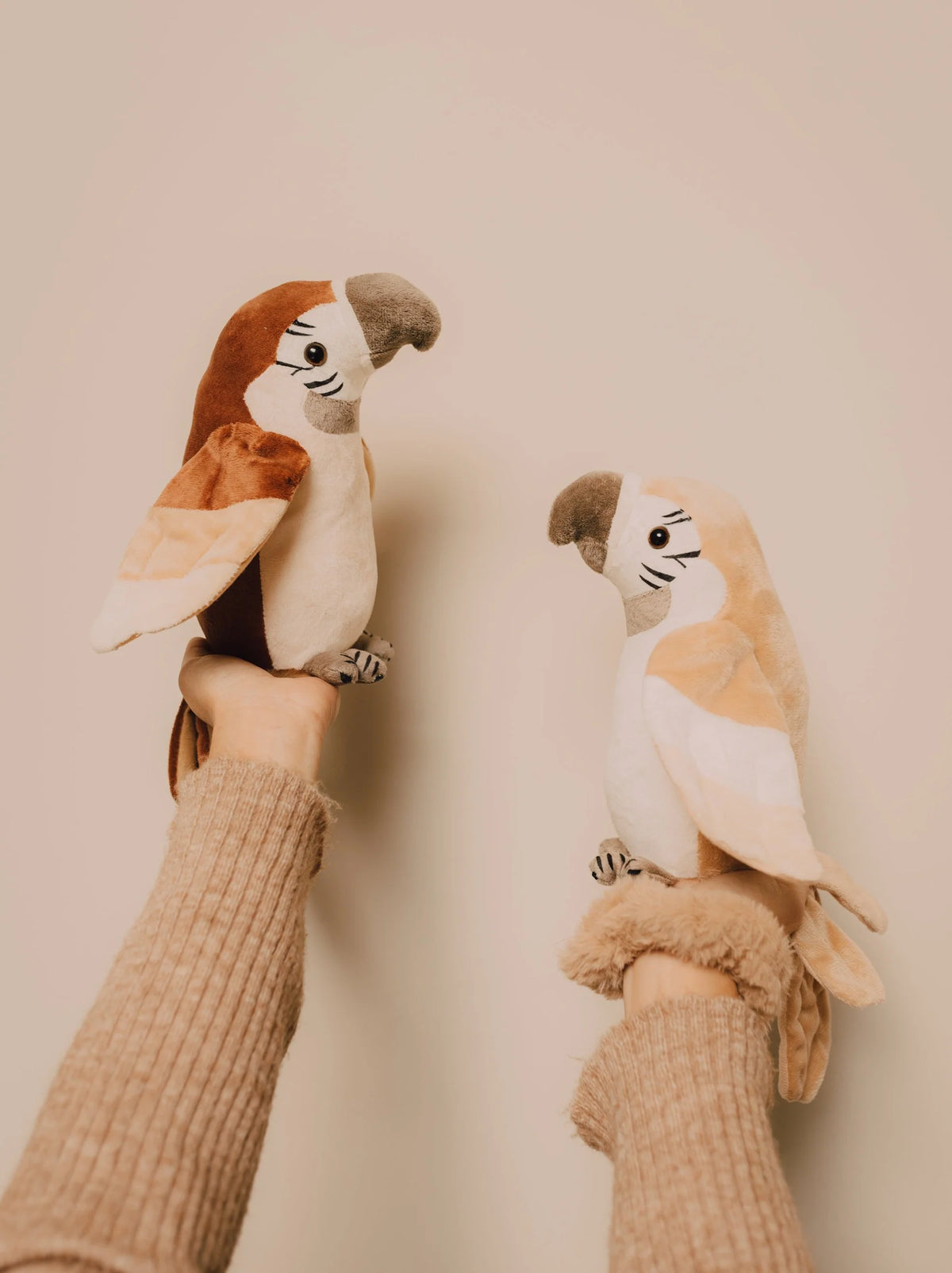 Découvrez Pierre 🦜, le perroquet qui répète tout avec sa voix drôle et ses ailes animées ! Un jouet interactif Montessori signé Mrs Ertha, idéal dès 3 ans.