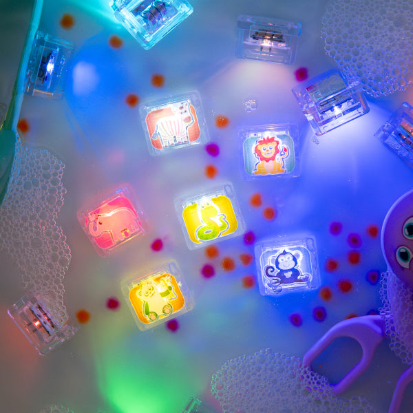 Découvrez les cubes lumineux Glo Pals Animaux ✨ ! 6 cubes sensoriels qui s’illuminent dans l’eau, parfaits pour le bain ou le jeu d’éveil dès 3 ans.