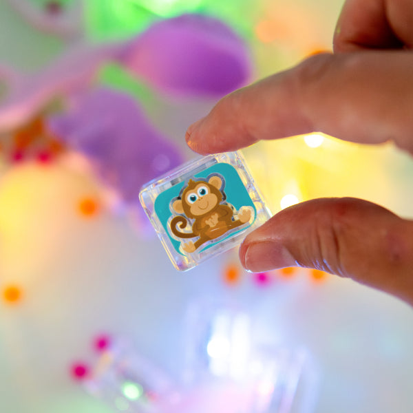 Découvrez les cubes lumineux Glo Pals Animaux ✨ ! 6 cubes sensoriels qui s’illuminent dans l’eau, parfaits pour le bain ou le jeu d’éveil dès 3 ans.