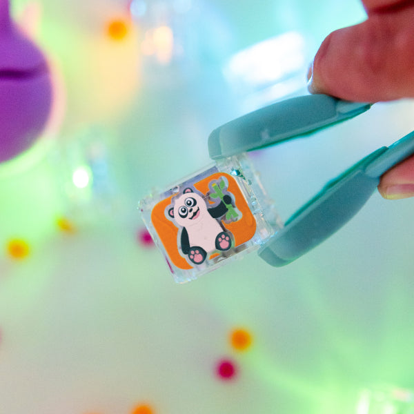 Découvrez les cubes lumineux Glo Pals Animaux ✨ ! 6 cubes sensoriels qui s’illuminent dans l’eau, parfaits pour le bain ou le jeu d’éveil dès 3 ans.
