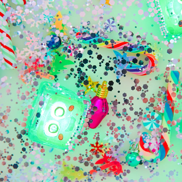 Créez un monde magique avec les Fun Fillers Noël ! Accessoires sensoriels scintillants pour jeux d’éveil, pâte à modeler, eau, riz ou slime. Dès 3 ans.