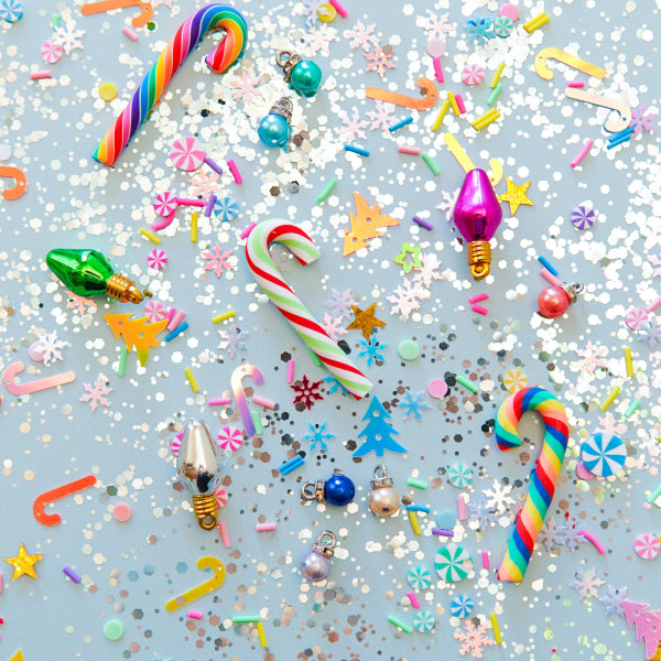 Créez un monde magique avec les Fun Fillers Noël ! Accessoires sensoriels scintillants pour jeux d’éveil, pâte à modeler, eau, riz ou slime. Dès 3 ans.