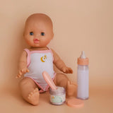 Coffret Tiny Harlow pour nourrir les poupées comme un vrai parent. Biberon magique et petit pot de céréales pour un jeu d’imitation réaliste et créatif dès 3 ans.