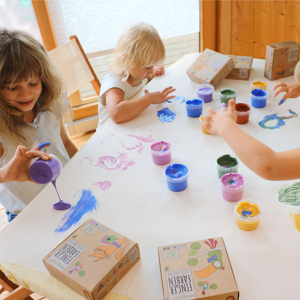 Coffret 4 pots peinture aux doigts “Mika Cristal”, naturelle et vegan, couleurs scintillantes quartz rose, jade, saphir et or. Texture crémeuse anti-éclaboussure, sûre pour les enfants, lavable à l’eau savonneuse.