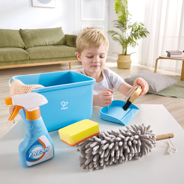 Coffret de nettoyage complet Hape avec seau, balai, plumeau et accessoires. Jouet d’imitation durable et éducatif, idéal pour développer la motricité et le jeu symbolique.