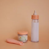 Coffret Tiny Harlow pour nourrir les poupées comme un vrai parent. Biberon magique et petit pot de céréales pour un jeu d’imitation réaliste et créatif dès 3 ans.