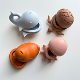 bébé jouant dans le bain avec animaux silicone