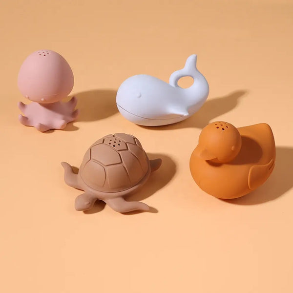 bébé s’amusant avec figurines de bain silicone