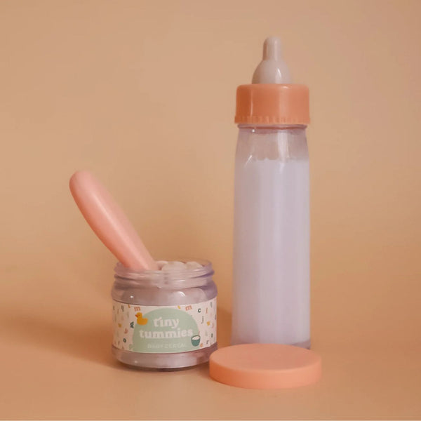 Coffret Tiny Harlow pour nourrir les poupées comme un vrai parent. Biberon magique et petit pot de céréales pour un jeu d’imitation réaliste et créatif dès 3 ans.