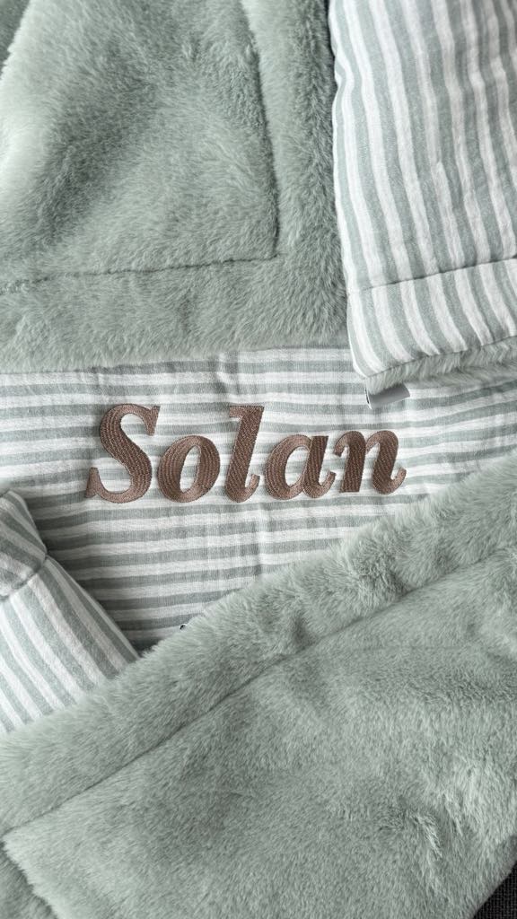 Couverture Luxe rayé vert de gris – Soft Stripes BB & CO