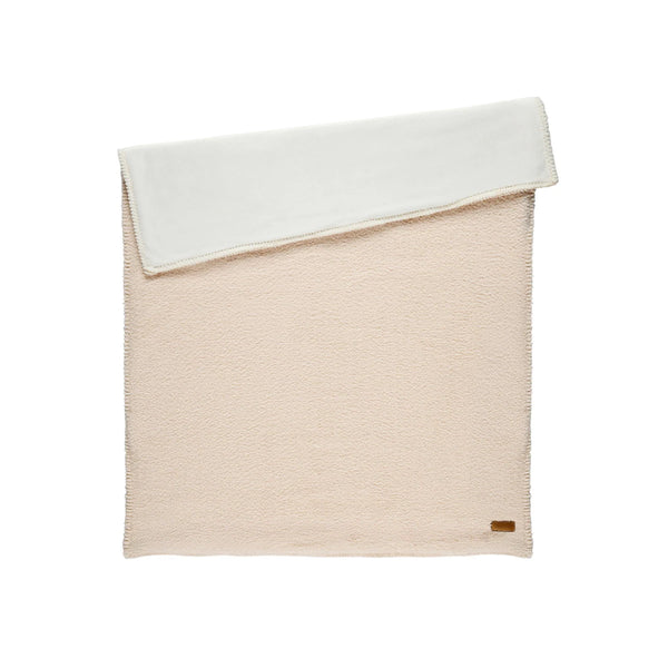 Craquez pour la couverture bébé Teddy Supersoft écru. En double face teddy & velours, elle est ultra douce, chaude et parfaite pour les câlins, les siestes ou les sorties. Lavable à 30°C.