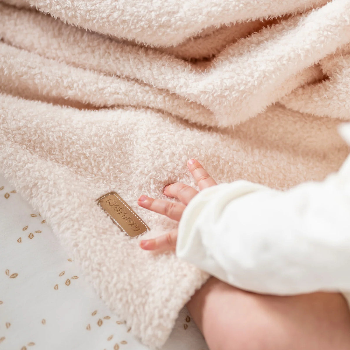 Craquez pour la couverture bébé Teddy Supersoft écru. En double face teddy & velours, elle est ultra douce, chaude et parfaite pour les câlins, les siestes ou les sorties. Lavable à 30°C.