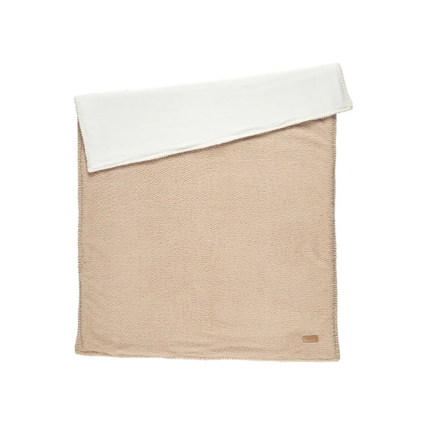 Couverture bébé Teddy Supersoft beige, double face teddy & velours. Ultra douce, chaude et moelleuse, parfaite pour les siestes, les câlins et les sorties. Lavable à 30°C.