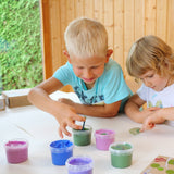 Coffret 4 pots peinture aux doigts “Luka”, naturelle et vegan, couleurs jaune, vert, rose et violet. Texture crémeuse anti-éclaboussure, sûre pour les enfants, lavable à l’eau savonneuse.