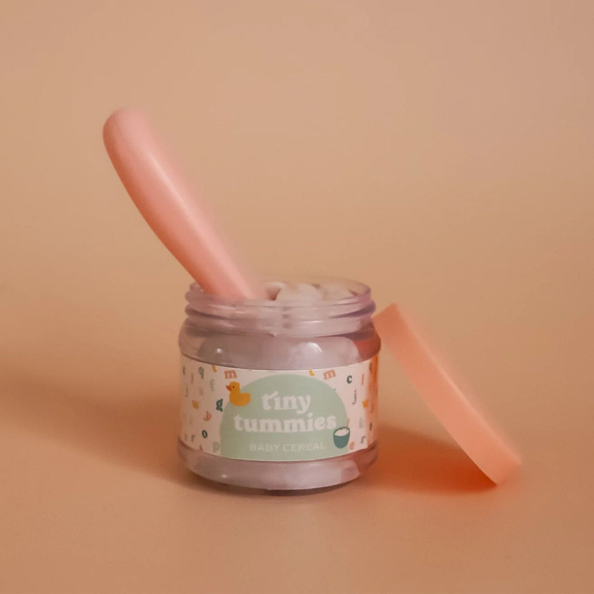 Coffret Tiny Harlow pour nourrir les poupées comme un vrai parent. Biberon magique et petit pot de céréales pour un jeu d’imitation réaliste et créatif dès 3 ans.