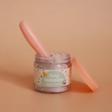 Coffret Tiny Harlow pour nourrir les poupées comme un vrai parent. Biberon magique et petit pot de céréales pour un jeu d’imitation réaliste et créatif dès 3 ans.