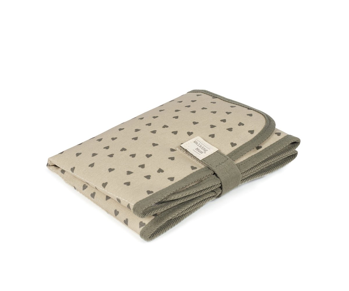 Tapis à langer bébé heart Poppy Moss vert – Motifs cœurs walking mum