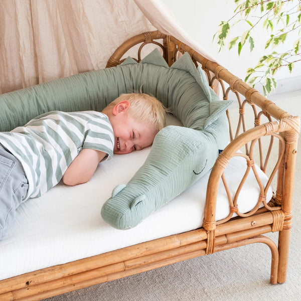 Tour de lit crocodile de Julius Zöllner, 180 cm de douceur certifiée OEKO-TEX®. Idéal pour protéger bébé et décorer la chambre avec tendresse.