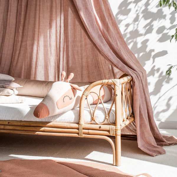 Tour de lit girafe de Julius Zöllner, 180 cm de douceur certifiée OEKO-TEX®. Idéal pour protéger bébé et décorer la chambre avec tendresse.