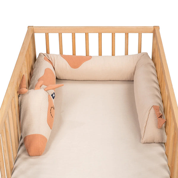 Tour de lit girafe de Julius Zöllner, 180 cm de douceur certifiée OEKO-TEX®. Idéal pour protéger bébé et décorer la chambre avec tendresse.