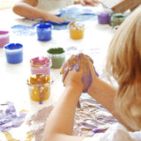 Coffret 4 pots peinture aux doigts “Luka”, naturelle et vegan, couleurs jaune, vert, rose et violet. Texture crémeuse anti-éclaboussure, sûre pour les enfants, lavable à l’eau savonneuse.